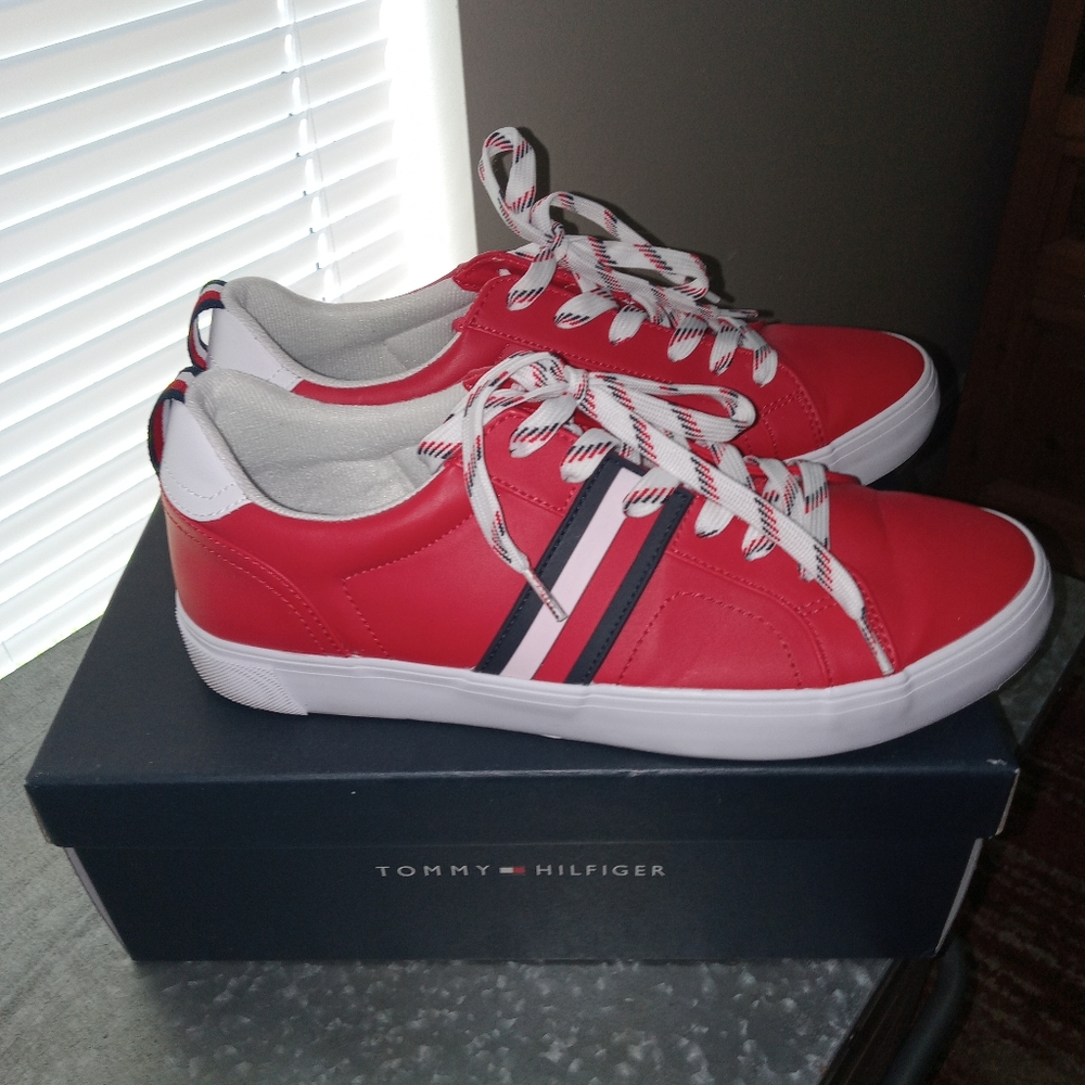 Tommy Hilfiger Rolo size 9 with box 📦
